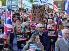 ‘Acciones, no palabras’: Cientos de partidarios judíos se manifiestan para exigir que Starmer proteja a su comunidad tras el apuñalamiento de Golders Green