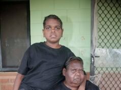 La familia de Kumanjayi Little Baby huye de la casa donde fue secuestrada y se reúne durante dos semanas de luto, mientras surgen más detalles aterradores sobre su presunto asesino: “No puedo volver atrás”.