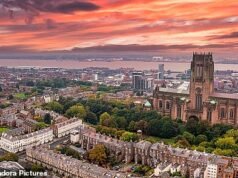 Los bomberos combaten el incendio en la Catedral Anglicana de Liverpool mientras los visitantes y el personal son evacuados y se advierte a los residentes que se mantengan alejados.