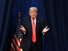 Trump da una impresión brutal de la congresista Ilhan Omar convocando a la cama a su hermano con quien se acusa de casarse