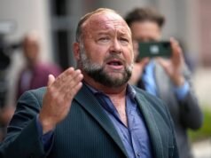 Infowars cierra dramáticamente cuando Alex Jones ‘descarrila’ temporalmente la compra de The Onion: ‘Motherf***er’