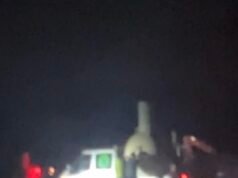 Los viajeros comienzan a convertir el refugio de vida silvestre en un lugar para caravanas horas después del cierre del consejo por un fin de semana festivo de tres días