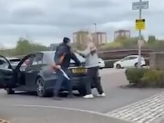 Impactante momento: matón ataca con machete a pensionista de 77 años tras apuñalarlo en el coche