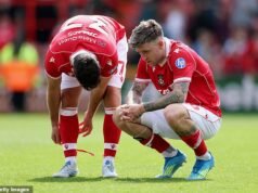 El sueño de la Premier League de Wrexham ha quedado en suspenso, escribe NATHAN SALT después de que la angustia del último día hizo que el ambicioso club de Ryan Reynolds se perdiera el lugar en los play-offs.