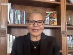 La alcaldesa de Los Ángeles, Karen Bass, criticada por afirmar que su rival Spencer Pratt estaba “explotando el dolor” de las víctimas de los incendios forestales, a pesar de que su propia casa fue arrasada.