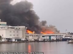 Estudiantes evacuados del edificio de la Universidad de Florida mientras se produce un incendio masivo en el campus