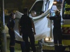 Vista sombría en la casa donde tres personas fueron encontradas muertas y un hombre arrestado, mientras surgen detalles de la familia que “se fue sola”