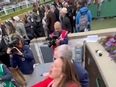 Momento emotivo Cherie DeVaux celebra la victoria en el Kentucky Derby después de convertirse en la primera entrenadora en ganar una carrera icónica