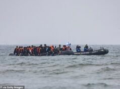 Una adolescente y una mujer mueren frente a la costa de Francia cuando un pequeño barco que transportaba a más de 80 inmigrantes “encalla” mientras intentaba llegar a Gran Bretaña.
