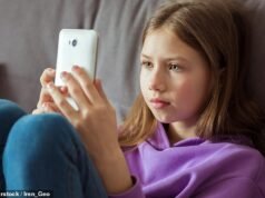 Los niños de 10 años tienen más probabilidades de tener un teléfono que de saber lanzar una pelota en medio del aumento de los ‘niños iPad’