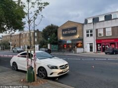 Un hombre que lucha por su vida después de ser encontrado apuñalado a 700 metros de la ‘fiesta de barbacoa’ de Brixton, donde cuatro personas fueron asesinadas a tiros una hora antes
