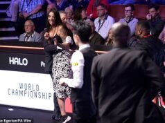 Revelado: La última intrusa del Campeonato Mundial de Snooker identificada como la estrella de Onlyfans, mientras lanza una perorata en línea afirmando que tenía la intención de hacer un movimiento con clasificación X en un momento impactante.