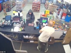 Trabajador de gasolinera evita por poco un tiroteo mortal mientras una mujer enloquecida intenta robar una tienda a punta de pistola