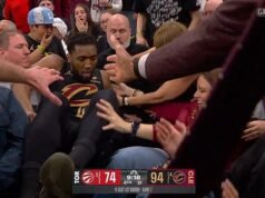 Momento salvaje, la estrella de la NBA vuela hacia las gradas y aplasta a los fanáticos antes de ser ayudada por el equipo de transmisión