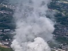 Se produce un incendio en la fábrica de pan Warburtons y el humo se eleva hacia el cielo mientras la estrella de televisión Bank of Dave “se ofrece a rescatar a la gente” en su helicóptero.