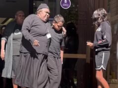 Escenas emotivas cuando la familia del pequeño Kumanjayi asiste a la primera comparecencia ante el tribunal de su presunto asesino, ya que está EXCUSADO de comparecer.