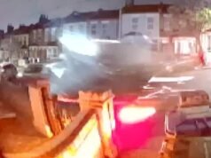 Momento en que la persecución policial termina en una masacre cuando el conductor choca contra autos estacionados en una tranquila calle residencial