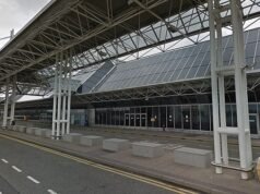 El aeropuerto de Manchester cierra durante tres horas después de que un coche perseguido por la policía se estrellara frente a la terminal