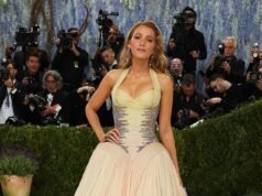 Hugh Jackman bromea diciendo que le pidió permiso a Ryan Reynolds para tocar a Blake Lively cuando ella necesitaba ayuda con un problema de vestuario en la Met Gala, horas después de resolver la demanda de Justin Baldoni.