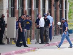 Dos personas baleadas y otras tres heridas después de que un hombre armado abriera fuego en un centro comercial de Texas