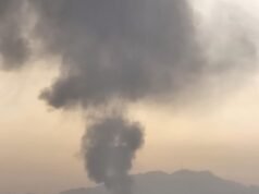 Trump lanza ataques a medianoche contra un importante puerto petrolero iraní mientras los funcionarios insisten frenéticamente en que se respete el alto el fuego.