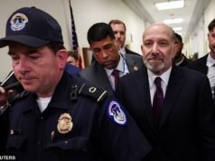 Howard Lutnick enfrenta intensas discusiones a puertas cerradas sobre los vínculos con Epstein mientras lucha por mantenerse en la buena disposición de Trump.