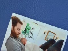 Meghan Markle comparte una foto nunca antes vista del príncipe Archie durmiendo en el pecho de Harry cuando era bebé para celebrar su séptimo cumpleaños.