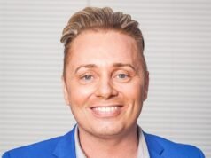 La casa de Barrie Drewitt-Barlow, uno de los “primeros padres homosexuales de Gran Bretaña”, fue allanada mientras la policía investiga acusaciones de violación y trata de personas con fines de explotación sexual.