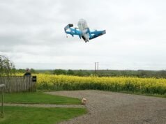 Amazon realiza su primera entrega con drones en el Reino Unido, dejando caer un paquete del tamaño de una caja de zapatos en el jardín de un cliente