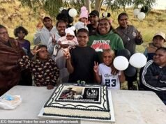 El hermano del pequeño Kumanjayi celebra su primer cumpleaños sin su hermana