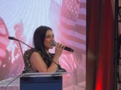 La novia de Kash Patel canta el himno nacional para su amado novio y sus aliados de Trump