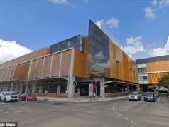 Adolescente ataca a tres personas con un CUCHILLO en Woolworths, en un concurrido centro comercial, mientras la policía invade la escena