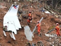 ‘Pelea’ de 18 segundos en la cabina del avión Boeing cae hasta la muerte: Las grabaciones ‘revelan gritos, discusiones y respiración rápida durante la batalla por los controles’ mientras el avión cae en picada, matando a 132 personas en China