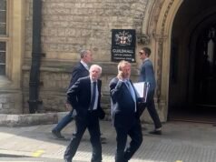 Un padre y su hijo han sido llevados a los tribunales después de que se dejara secar la ropa familiar en la terraza del apartamento de un profesor de música de £ 2 millones en Londres y se les pagara una factura legal de £ 20.000.