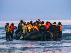 Los inmigrantes se están amontonando en embarcaciones trampa mortal para intentar cruzar el Canal de la Mancha mientras la policía francesa observa y no hace nada TODAVÍA, y se espera que el número de cruces en embarcaciones pequeñas alcance los 200.000.