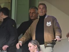 La estrella de Hollywood Kevin Costner observa a los Brisbane Lions enfrentarse a Carlton en el thriller de la AFL