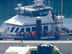 SUE REID: El momento en que el migrante número 200.000 del Canal de Gran Bretaña aterrizó en Dover después de ser “sacado de un bote”