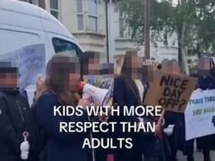 Padres furiosos recurren a tutores privados que ganan £400 al mes mientras sus hijas sufren 45 días de huelga de maestros de extrema izquierda en una escuela en dificultades