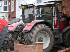 Dos hombres arrestados después de que un tractor agrícola “cableado” chocara contra la casa familiar a “acelerador a fondo”