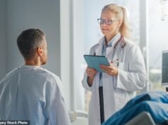Los médicos del NHS dicen que los pacientes hospitalizados corren riesgo cuando son tratados por profesionales avanzados en lugar de médicos calificados.