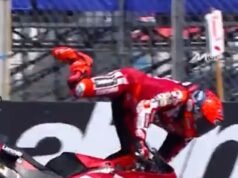 El as de motos Marc Márquez sufre un espectacular accidente en Moto GP al romperse el pie al caer de la moto.