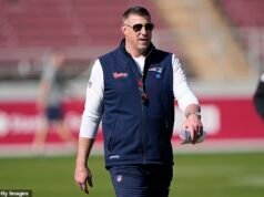 Bajo fuego Mike Vrabel regresa al campo de práctica de los Patriots en medio de las continuas consecuencias del escándalo del asunto Dianna Russini