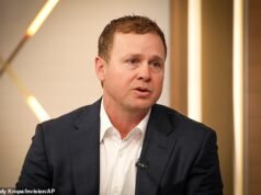 Spencer Pratt lanza una feroz diatriba contra CBS alegando que convirtieron su campaña en un espectáculo secundario después de que le dio imágenes de una entrevista a su rival Karen Bass.