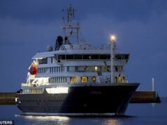 Un crucero afectado por hantavirus llega a Tenerife a pesar de las protestas, mientras las autoridades se preparan para evacuar a los pasajeros y devolverlos a casa para ponerlos en cuarentena.