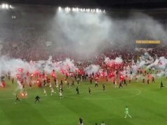 Caos en Praga: Hooligans del fútbol invaden el campo y ‘atacan al portero rival’ en escenas impactantes – con su equipo a sólo TRES minutos de ganar el título – mientras se suspende el partido