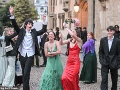Los estudiantes festivos festejan toda la noche mientras se dirigen a los May Balls de la Universidad de Oxford, a £200 la entrada.