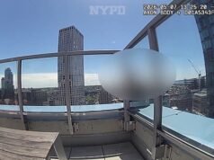 Valientes policías salvan a una mujer que estaba al borde de la muerte mientras colgaba del borde de un rascacielos de Nueva York
