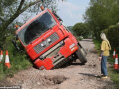 Camión se atasca tras caer en un enorme socavón que fue enviado a reparar