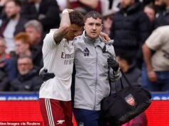 Arsenal e Inglaterra sufren lesiones graves cuando la estrella de los Gunners se vio obligada a abandonar el West Ham tras una colisión