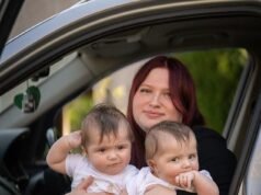 Una madre que dio a luz a gemelos en el BMW de su pareja después de romper fuente una semana antes dice que fue “mejor que estar en el hospital”